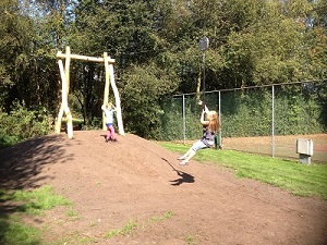 kinderen op de kabelbaan
