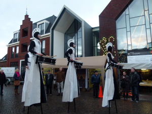 steltlopers op de kerstmarkt in Ootmarsum