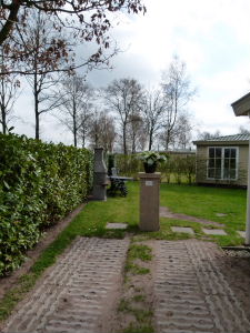 parkeerplaats en pilaar bij chalet 222