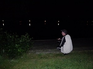 Visser in het donker op de steiger bij chalet 222